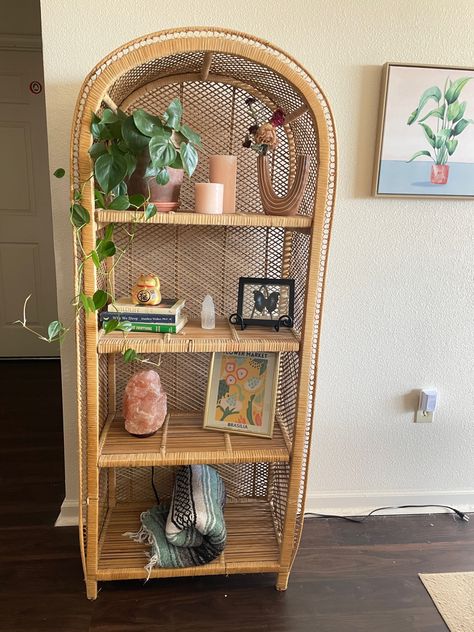 Wicker Decor Living Room, Rattan Hutch, Cane Basket Decor, Rattan Apartment Decor, Wicker Basket Bedroom, Wicker Home Decor Ideas, Wicker House Decor, Rattan Shelving, Shelf Decor Boho