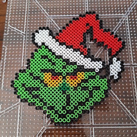 Perler Bead Ornaments Pattern, Grinch Decor, Melt Beads Patterns, Christmas Perler Beads, Hamma Beads Ideas, The Grinch Christmas, Easy Perler Bead Patterns, Pearl Beads Pattern, Easy Perler Beads Ideas