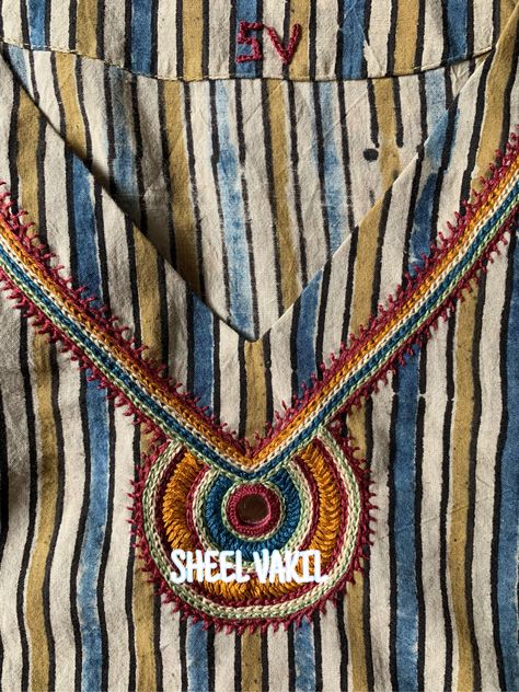 Mirror Work Blouse Design, Kutch Work Designs, Textile Art Embroidery, Kurti Embroidery Design, Hand Embroidery Videos, Diy Embroidery Patterns, Handmade Embroidery Designs, Hand Work Embroidery, Embroidery Videos