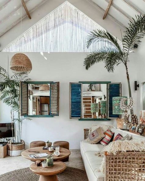 Summer Living Room Decor, Deco Surf, Diy Summer Decor, Lots Of Plants, Summer Living Room, Interior Images, Casa Vintage, Coastal Living Rooms, Surf House