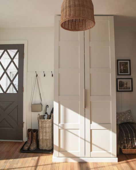 Practical ideas to organize your entryway – even without a closet. These smart storage solutions and space-saving hacks will transform the entrance to your home into a functional and welcoming space. Diy Entrance Storage, No Entryway Closet Solutions, Entryway Wardrobe Ideas, No Closet Entryway Solutions, Room Without Closet Ideas, Living Room Entryway No Foyer, Entryway Closet Ideas, Entry Closet Ideas, Diy Entryway Storage