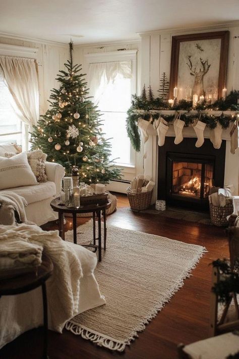 Christmas Coffee Table Decor, Cozy Christmas Decor, Christmas Decor Inspiration, Cosy Christmas, Christmas Decorations Living Room, Christmas Living Rooms, Christmas Fireplace, Cozy Farmhouse, Farmhouse Christmas Decor