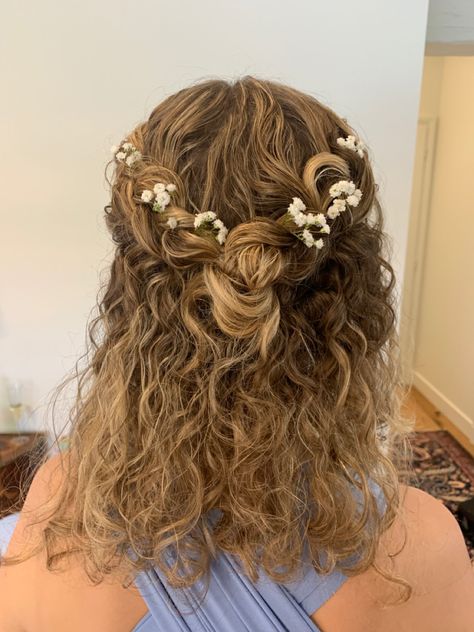 Eras Tour Hairstyles Curly Hair, Short Curly Hair With Flowers, Half Up With Flowers, Tangled Prom, Hair Flower Braid, Bridesmaid Hair Curly, Grad Hairstyles, Mid Length Curly Hairstyles, Half Up Half Down Short Hair