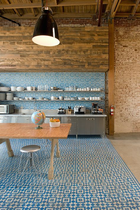 blue-tiled kitchen floor and backsplash Interior Dapur, Loft Kitchen, Encaustic Tile, Design Del Prodotto, Blue Tiles, Style At Home, Counter Tops, Open Kitchen, Küchen Design