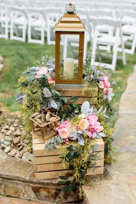 Wooden Crate Wedding Ideas, Wooden Crates Wedding Ceremony, Wooden Crate Ideas Wedding, Wood Crates Wedding Decor, Rustic Planter Ideas, Crate Decor Ideas Wedding, Wood Crate Wedding Decor, Wedding Crate Decor, Crate Wedding Decor