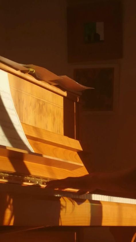 ✨✨Golden hour✨✨ credit: Amelieee_b in 2022 | Piano pictures, Brown wallpaper, Brown aesthetic Gold Piano Aesthetic, Yellow Piano Aesthetic, Orange Piano Aesthetic, Golden Color Aesthetic, Brown Piano Aesthetic, Piano Asthetic Picture, Gold Music Aesthetic, Music Yellow Aesthetic, Brown Sunset Aesthetic