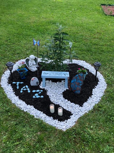 Memorial Spot In Yard, Cat Grave Ideas, Garden Memorial Ideas, Backyard Memorial Garden Ideas, Pet Memorial Garden Ideas, Memory Garden Ideas Diy, Pet Grave Ideas, Small Memorial Garden Ideas, Backyard Memorial