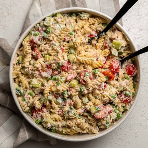 This tuna pasta salad is loaded with veggies, noodles and protein packed tuna all tossed in a zesty cream sauce, sure to win over the bbq. High Protein Tuna Pasta Salad, Oh Snap Macros, Tuna Pasta Salad, I Lost 100 Pounds, Tuna Pasta, Chickpea Pasta, Pasta Salad Recipe, Easy Summer Meals, Macro Meals