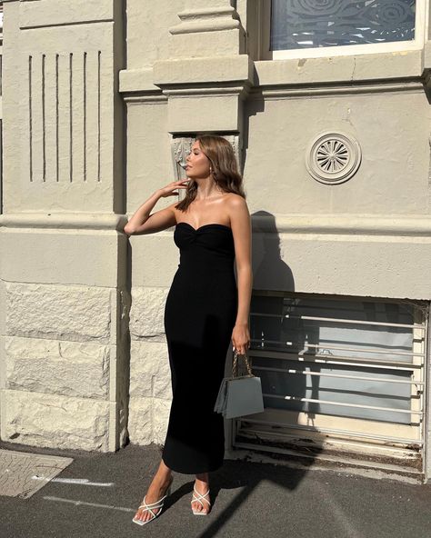 girl wearing black midi dress she has green strapping heels on and a matching shoulder bag Long Tube Dress, Street Y2k, Tube Top Dress, Strapless Maxi, Maxi Robes, Dress Stores Online, Bodycon Dress Parties, Strapless Maxi Dress, Maxi Knit Dress