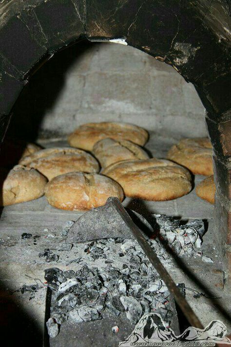 Antique Bakery, Bread Scoring Patterns, Wood Fired Oven Recipes, Bread Scoring, Cute Bakery, Bread Oven, Outdoor Oven, Entertaining Kitchen, Wood Fired Oven