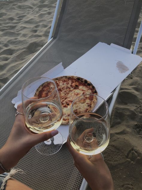 Pizza And Wine On The Beach, Beach And Wine Aesthetic, New Years At The Beach, Wine Beach Aesthetic, Wine On The Beach, Pizza On The Beach, Beach Pizza, Wine Pizza, Pizza And Wine