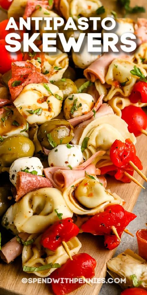 Mini Antipasto Skewers, Tortellini Kabobs Antipasto Skewers, Food To Serve At A Party, Appetizer Recipes With Meat, Red Party Food, Tortellini Skewers, Appetizer Easy, Italian Recipes Appetizers, Antipasto Skewers