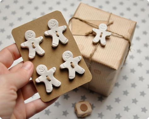 Botón galleta de jengibre Small Christmas Diy Gifts, Ceramic Gifts For Men, Diy Gifts For Baby, Clay Tags, Clay Gift Tags, Chirstmas Decor, Clay Christmas Decorations, Ceramic Christmas Decorations, Perfect Gift Wrapping