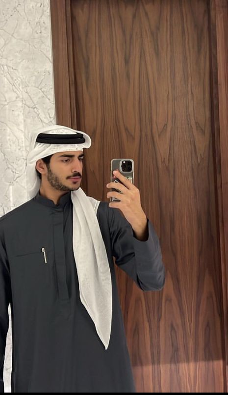 Eid Men Outfit, Arabian Men Aesthetic, Arab Mens Fashion, Handsome Arab Men Dubai, Arabic Scarf Style Men, Arab Men Outfit, Arabic Outfit Men, Eid Outfits Men, Thobes Men Arab