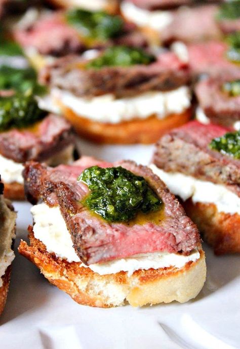 These heavenly beef tenderloin crostini with tangy goat cheese and pesto are a simple, yet deceptively impressive choice for entertaining. Beef Tenderloin Crostini, Tenderloin Crostini, Appetizers Christmas, Whipped Goat Cheese, Meat Appetizers, God Mat, Beef Tenderloin, Holiday Appetizers, Buffalo Wings