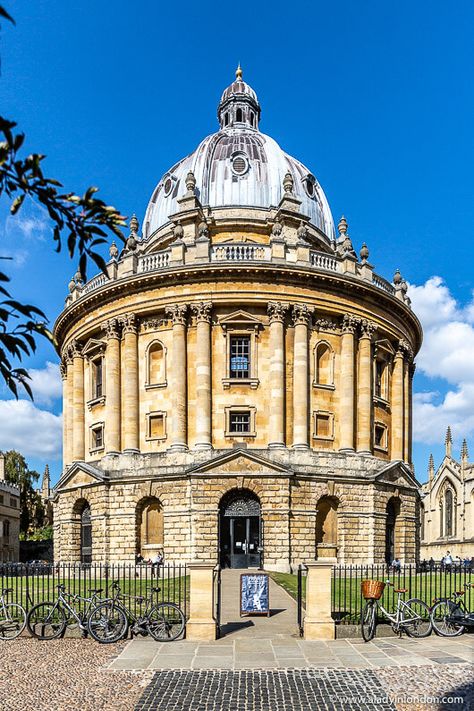 25 Best Cities in England - Beautiful Cities You Should Visit in England Beautiful Buildings Photography, Radcliffe Camera Interior, Cool Buildings Architecture, Building Photography Architecture, Famous Buildings Architecture, Beautiful Buildings Architecture, Library Oxford, Uk Architecture, Radcliffe Camera