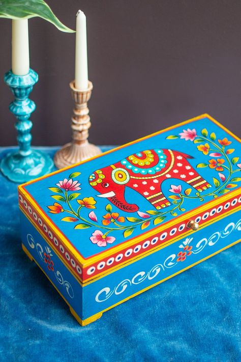 Wooden Elephant Decor, Plastic Box Painting Ideas, Wood Box Design Ideas, Hand Painted Boxes Wood, Painting A Box Ideas, Wooden Boxes Ideas Decor, Paint Box Ideas, Painted Boxes Wooden, Creative Box Ideas