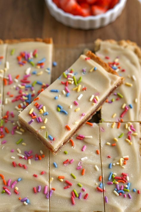 Paleo Vegan Strawberry Pop Tart Bars - Real Food with Jessica Whole Foods Desserts, Paleo Frosting, Paleo Deserts, Breakfast Paleo, Paleo Recipes Snacks, Strawberry Pop, Natural Sprinkles, Beautiful Baking, Strawberry Pop Tart