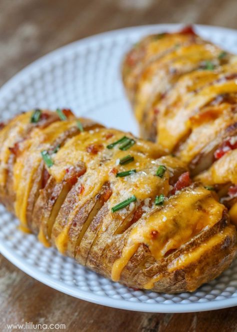 Cheesy Hasselback Potatoes stuffed with cheese, bacon and so much flavor. It's one of the yummiest ways to serve potatoes. Crockpot Steak, Hasselback Potatoes, Salad Pasta, Loaded Baked Potatoes, Potato Side Dishes, Recipes Crockpot, Baked Potatoes, Idee Pasto Sano, Potato Dishes