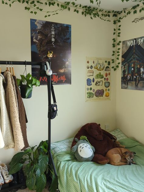 Blue Green Aesthetic Bedroom, Kawaii Green Bedroom, Green Wall Aesthetic Bedroom, Blue Green Room Aesthetic, Green Room Aesthetic Bedroom, Acubi Room Style, Room Green Aesthetic, Green Wall Bedroom Aesthetic, Green Room Aesthetic