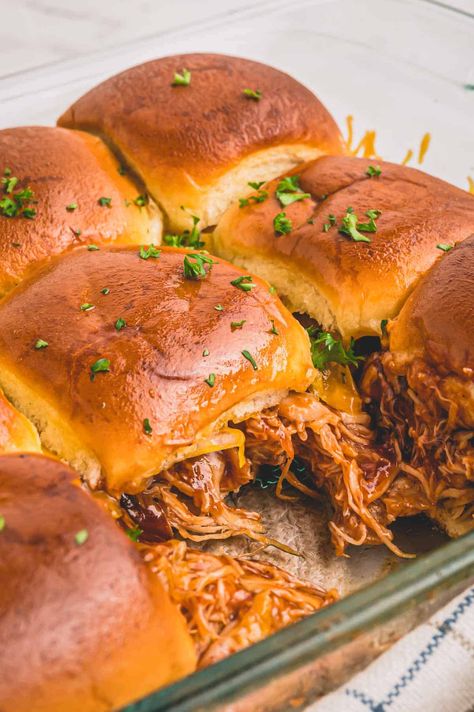 Slow Cooker Bbq Chicken Sliders, Easy Baked Sliders, Easy Bbq Chicken Sliders, Rotisserie Bbq Chicken Sandwiches, Pulled Chicken Sliders Recipes, Bbq Hawaiian Roll Sliders, Bbq Shredded Chicken Sliders, Bbq Chicken Sliders Hawaiian Rolls Crockpot, Pulled Chicken Appetizers