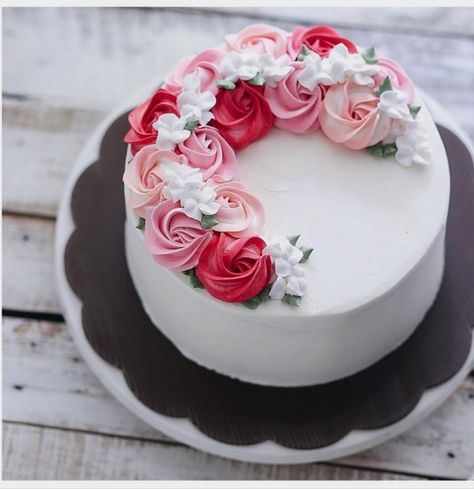 Bake With Love 사랑으로 베이킹 on Instagram: “2D rosette half wreath buttercream cake.” Butter Cream Floral Cakes, Feminine Cake Ideas, Cake With Roses On Top, Red Rosette Cake, Red Rose Cake Design, White Simple Cake, Rose Design Cake, Red Flower Cake, Cream Cake Design