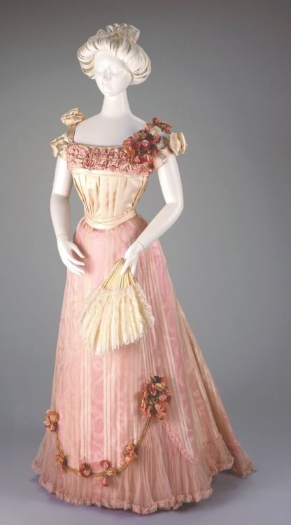 Evening Dress: Bodice and Skirt. Designer/ Maker: Mary Donegan (American, active 1880-1895); Katherine Willging (American, active 1889-1897) Date: 1898-1901 Place of origin: Cincinnati, Ohio, United States Medium: Silk Source: cincinnatiartmuseum.org Old Dress, Victorian Era Fashion, 1890s Fashion, Silk Evening Dress, Century Dress, 파티 드레스, Look Retro, 19th Century Fashion, Victorian Clothing