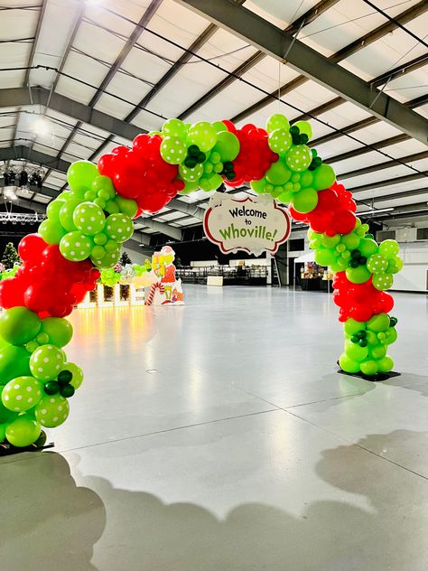 Grinch Themed Balloon Arch, Whoville Balloon Arch, Grinch Balloon Column, Event Theme Ideas Creative, Grinch Balloon Garland, Grinch Balloon Arch, Grinch Backdrop, Balloon Inspiration, Pancake Party