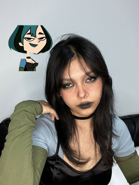 Gwen Tdi Inspired Hair, Costumes With Long Black Hair, Gwen Tdi Halloween Costume, Gwen And Trent Total Drama Costume, Gwen Tdi Costume, Short Dark Hair Halloween Costume, Gwen Total Drama Costume, Gwen Total Drama Cosplay, Halloween Costumes Short Black Hair