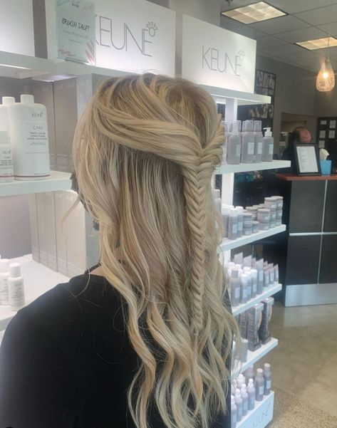 Fishtail Braid Formal Hair, Fishtail Braids Half Up Half Down, Fish Braid Half Up Half Down, Half Up Half Down Hair With Fishtail Braid, Fish Tail Half Up, Half Up Half Down Hair Fishtail, Fishtail Braid Hairstyles Half Up, Fishtail Braid Half Up Half Down, Half Up Half Down Fishtail Braid