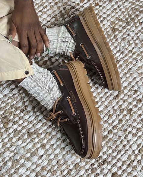 Sperry Outfit, Boat Shoes Outfit, Ethereal Girl, Timberland Loafers, Timberland Boat Shoes, Kickers Shoes, Loafers Outfit, Boating Outfit, Brown Loafers