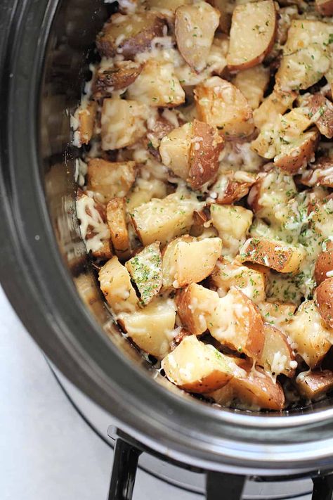 The perfect potato side dish that can be thrown together in a matter of minutes and then cooks all day in your slow cooker. Ranch Potato Recipes, Crockpot Potatoes, Potato Recipes Crockpot, Parmesan Ranch, Crockpot Side Dishes, Slow Cooker Potatoes, Ranch Potatoes, Six Sisters Stuff, Easter Dinner Recipes