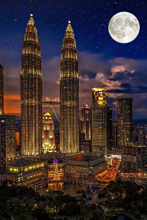 Where are the beautiful places to visit in Kuala Lumpur? What are the best things to do in Kuala Lumpur? What to do in Malaysia? Where to stay in Kuala Lumpur? #kualalumpur #malaysia #petronas #asia #travel #travelblogger Tioman Island, Kuala Lumpur City, Petronas Towers, Malaysia Travel, Tourist Spots, Beautiful Places To Travel, Beautiful Places To Visit, Asia Travel, Kuala Lumpur