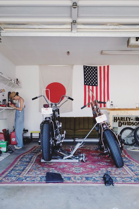 Vintage Chopper Motorcycle, Chopper Motorcycle Aesthetic, Harley Garage, Vintage Chopper, Shovelhead Chopper, Motorcycle Chopper, Bobber Harley, Motorcycle Workshop, Biker Aesthetic