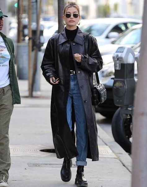 Style Guide: Hailey Bieber Edition Trench Coat Street Style, Trenchcoat Outfit, Trench Outfit, Oversized Trench, Trench Coat Outfit, Black Leather Coat, Coat Outfit, Leather Trench, Trench Coat Black