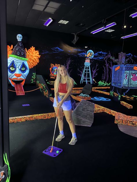 golf pic poses, indoor putt-putt, mini golf date Mini Golf Date Aesthetic, Put Put Golf Date Outfit, Mini Golf Pictures, Golfing Instagram Pictures, Mini Golf Date Outfit, Mini Golf Date, Put Put Golf, Abc Dates, Indoor Putt Putt