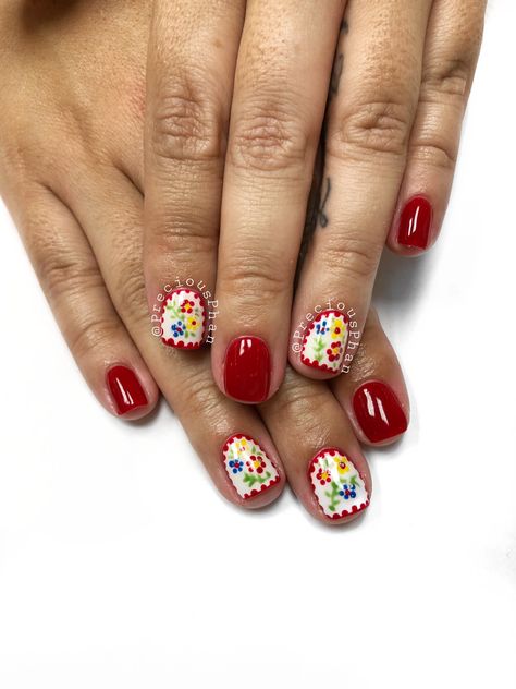 Mexican flower nail art. #PreciousPhan Mexican Nail Art, Mexican Nails, Quinceanera Nails, Flower Nail Designs, Vibrant Nails, Almond Acrylic Nails, Trendy Nail Design, Flower Nail Art, Cute Nail Art