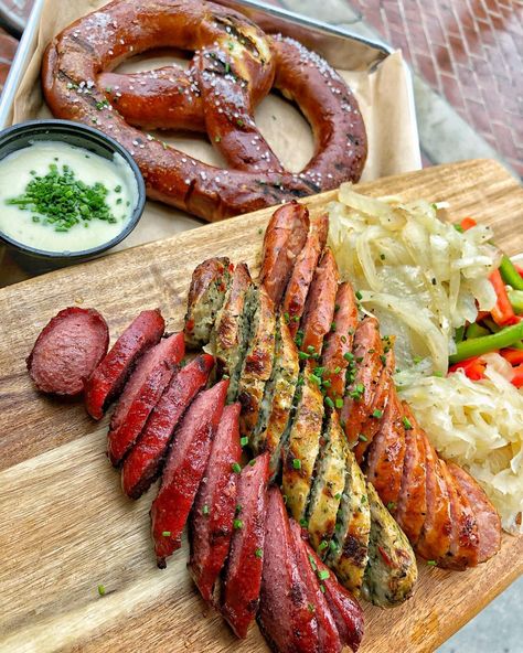 Sausage Platter Presentation, German Sausage Sandwich, German Charcuterie Board Ideas, German Bratwurst Recipes, German Sausage Recipes, Sausage Board, Sausage Platter, German Dinner, Friends And Food