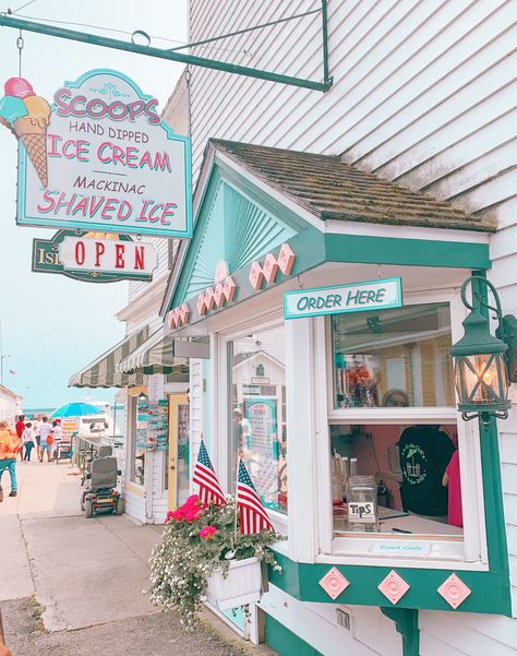 #vsco #icecream #icecreamshop Cold Stone Ice Cream, Ice Cream Beach, Cupcakes Bakery, Ice Cream Place, Old Fashioned Ice Cream, Ice Cream Business, Cold Stone, Vintage Ice Cream, Ice Cream Parlor