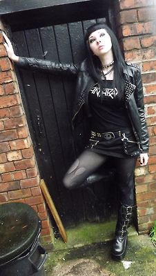 add black jeans and you have a prefect thrash metal girl look Black Metal Girl, Womens Belts, Gothic Clothes, Goth Women, Goth Beauty, Punk Girl, Metal Fashion, Metal Girl, Alt Fashion