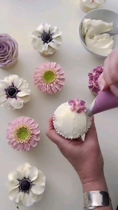 Buttercream Flowers Tutorial, Cupcakes Flores, Cake Decorating Flowers, Decorating Cupcakes, Cupcake Decorating Tips, Cupcake Tutorial, Cake Piping, Icing Flowers, Buttercream Cake Decorating