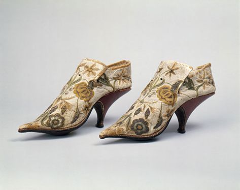 a man's pointy-toed French court shoes from the 17th century 18th Century Shoes, Century Shoes, French Shoes, 17th Century Fashion, Historical Shoes, 18th Century Fashion, Old Shoes, Killer Heels, Antique Clothing