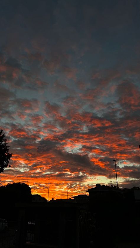 Dawn Pictures, Beautiful Ocean Pictures, Photo To Art, Beautiful Landscape Photography, Shadow Photos, Morning Sky, Night Scenery, Sky Pictures, Orange Sky