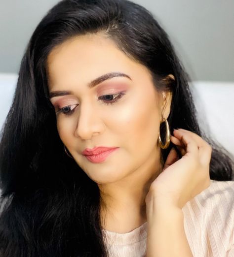 Monochromatic Soft Glam Makeup Looks Soft Glam Makeup Looks, Soft Pink Lipstick, Glam Makeup Looks, Minimal Makeup Look, Soft Makeup Looks, Lightweight Foundation, Makeup Glam, Soft Glam Makeup, Neutral Eyeshadow