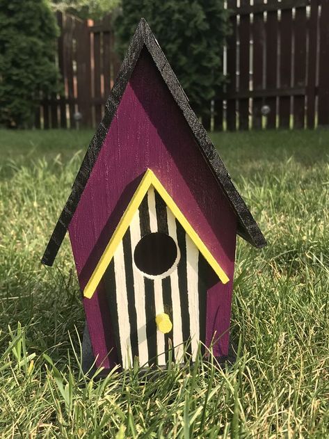 The gem is on Esty, perfect for the Tim Burton stan in your life! Diy Haunted Bird House, Haunted Birdhouse Diy, Spooky Birdhouse, Beetlejuice House, Halloween Birdhouse, Diy Birdhouse, Halloween Houses, Homemade Bird Houses, Birdhouse Craft