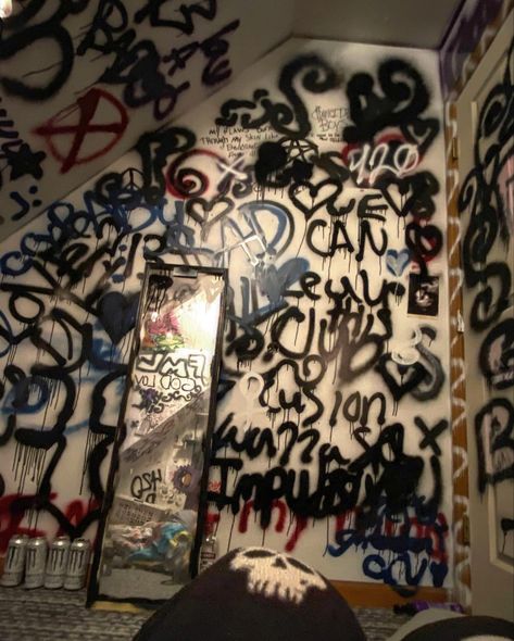 Graffiti Bedroom, Punk Room, Chill Room, Graffiti Writing, Room Redesign, Graffiti Style Art, Plakat Design, Grunge Room, Graffiti Wall Art