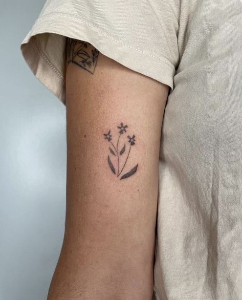 Mgmt Tattoos, Daisy Tattoo Fine Line, Botanical Tattoo Vintage, Traditional Flowers Tattoo, Traditional Tattoo Designs, Party Tattoos, Tattoo Flowers, Handpoke Tattoo, Poke Tattoo