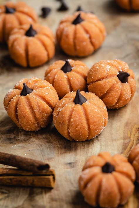 Want to bring your Fall treats to the next level? Don't look any further than these creamy Pumpkin Cheesecake Truffles, featuring all of the tastiest autumn flavors in adorable, bite-sized packages. Pumpkin Cheesecake Truffles, Pumpkin Truffles, Cheesecake Truffles, Fall Baking Recipes, Fall Treats, Fall Baking, Pumpkin Cheesecake, Autumn Flavors, Halloween Recipes