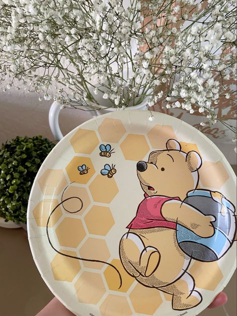 Winnie The Pooh Plate, Ceramic Painting Ideas Plates Hand Drawn, Painted Plate Designs, Disney Pottery Painting, Pottery Painting Designs Easy, Winnie The Pooh Pottery, Disney Ceramics Ideas, Cute Pottery Painting Ideas Plates, Disney Pottery Painting Ideas