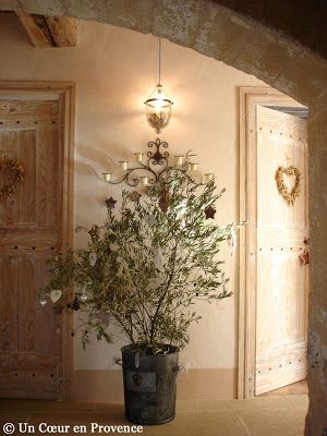 A Heart in Provence: The Christmas olive tree Indoor Olive Tree, Rustic Ideas, Silver Christmas Decorations, French Christmas, Christmas Shoot, Christmas Interiors, Country French, Whimsical Christmas, Harvest Moon